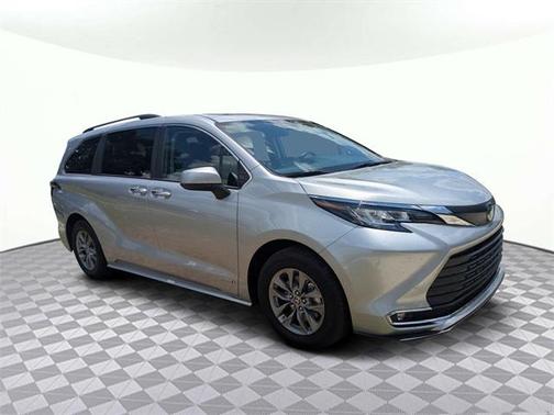 2021 Toyota Sienna XLE 8 Passenger