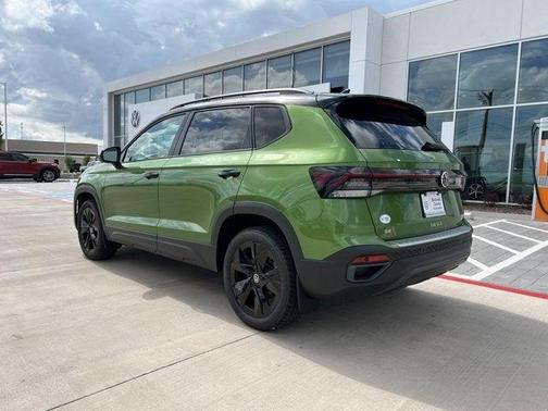 2025 Volkswagen Taos 1.5T SE Black
