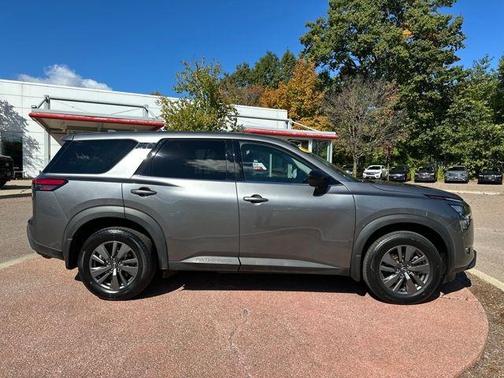 2024 Nissan Pathfinder S