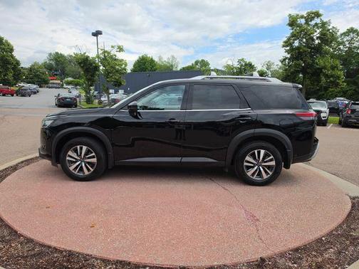 Black 2024 Nissan Pathfinder SL