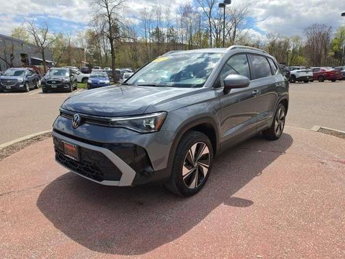 Platinum Gray Metallic 2025 Volkswagen Taos 1.5T SE