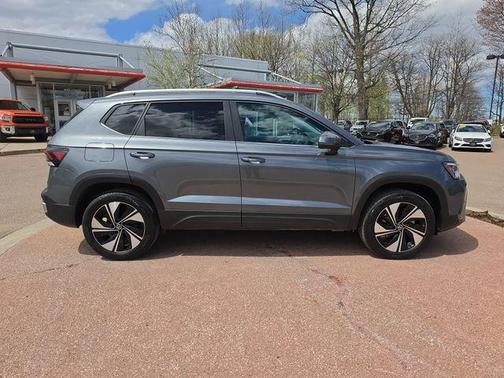 Platinum Gray Metallic 2025 Volkswagen Taos 1.5T SE