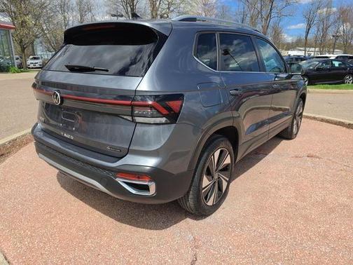 Platinum Gray Metallic 2025 Volkswagen Taos 1.5T SE