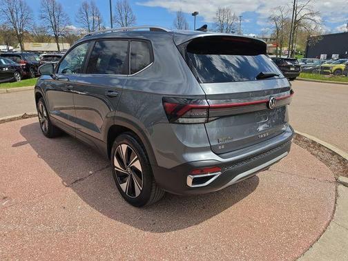 Platinum Gray Metallic 2025 Volkswagen Taos 1.5T SE