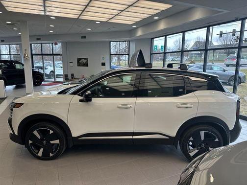 2t Wht Blk Roof 2026 Nissan Kicks SR