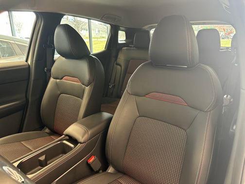 2t Wht Blk Roof 2026 Nissan Kicks SR