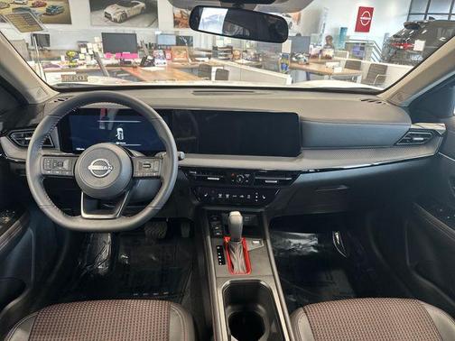 2t Wht Blk Roof 2026 Nissan Kicks SR