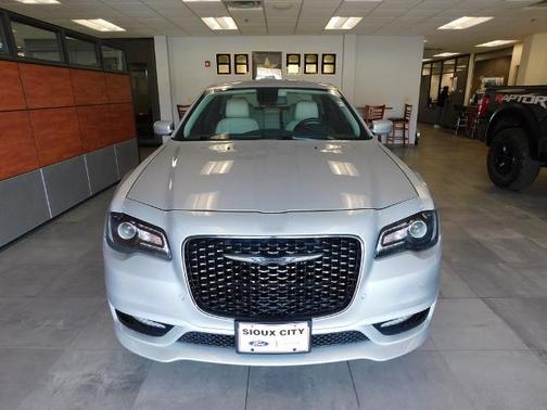 2022 Chrysler 300 TOURING L