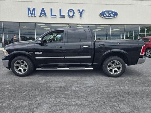 Brilliant Black Crystal Pearlcoat 2016 RAM 1500 Laramie