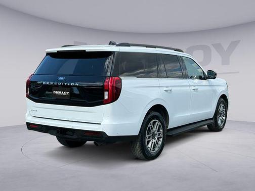 Oxford White 2025 Ford Expedition Active