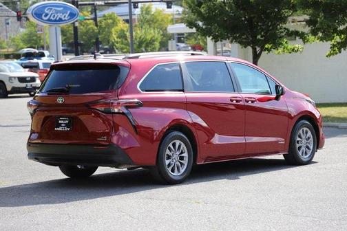 2021 Toyota Sienna LE