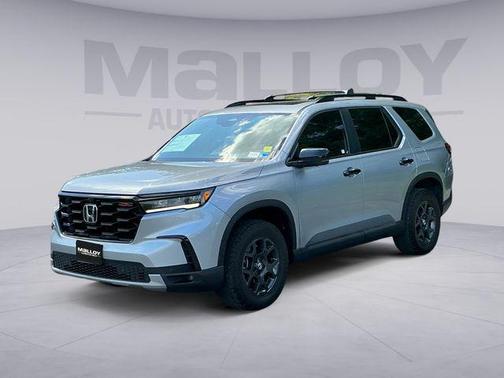 Lunar Silver Metallic 2025 Honda Pilot TrailSport