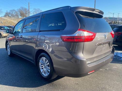 2016 Toyota Sienna XLE