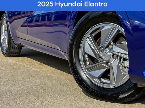 2025 Hyundai ELANTRA SE