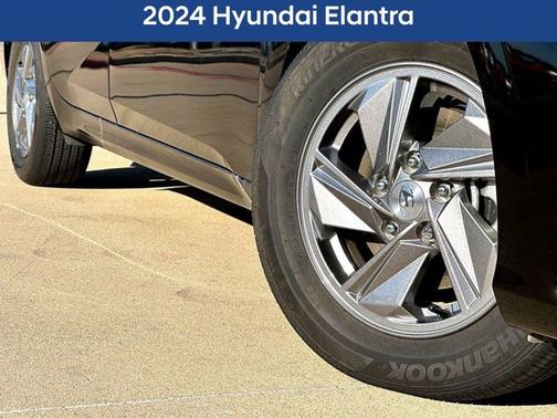 2024 Hyundai ELANTRA SE