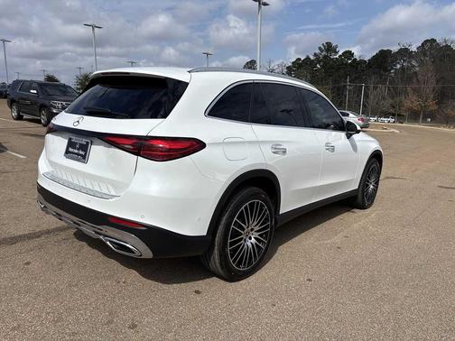 MANUFAKTUR Moonlight White Metallic 2026 Mercedes-Benz GLC 300 Base