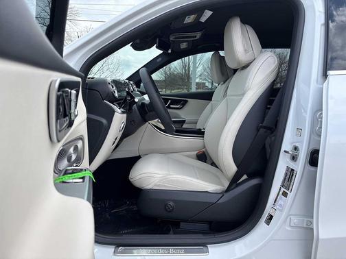 MANUFAKTUR Moonlight White Metallic 2026 Mercedes-Benz GLC 300 Base