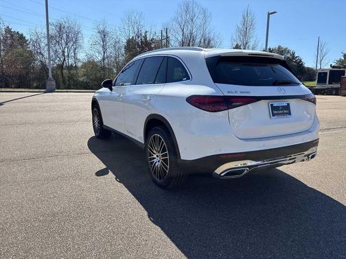 Polar White 2026 Mercedes-Benz GLC 300 Base