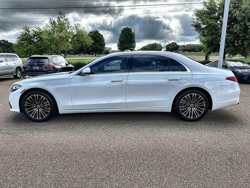 MANUFAKTUR Moonlight White Metallic 2026 Mercedes-Benz S-Class 4MATIC