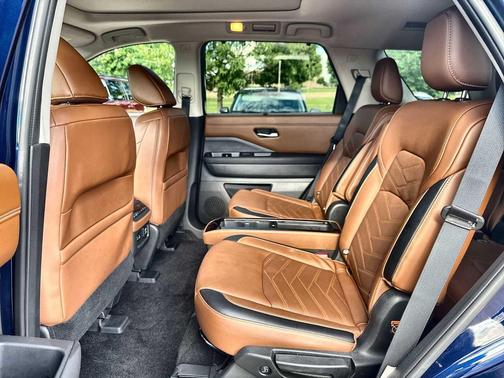 Deep Ocean Blue Pearl 2024 Nissan Pathfinder Platinum FWD