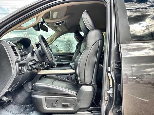 2019 RAM 2500 Laramie Crew Cab 4x4 6'4' Box