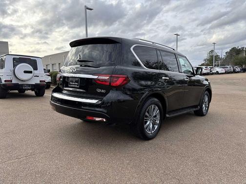 2022 INFINITI QX80 Luxe