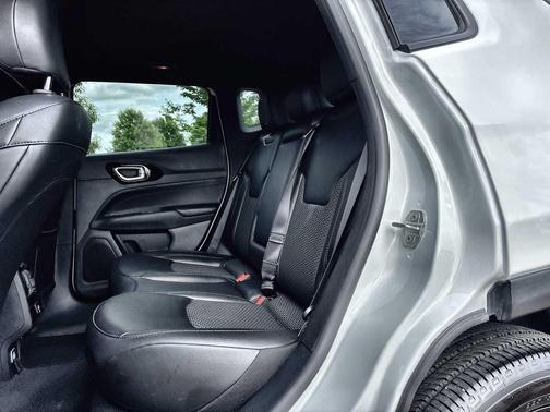 Bright White Clearcoat 2026 Jeep Compass Latitude