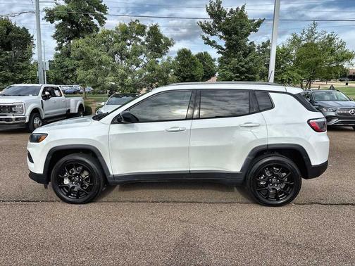 Bright White Clearcoat 2026 Jeep Compass Latitude
