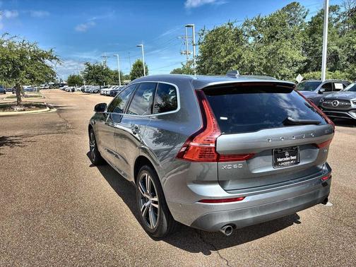 Gray 2019 Volvo XC60 T5 Momentum
