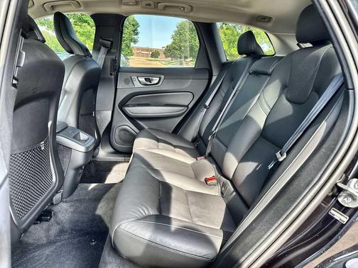 Onyx Black Metallic 2025 Volvo XC60 B5 Plus