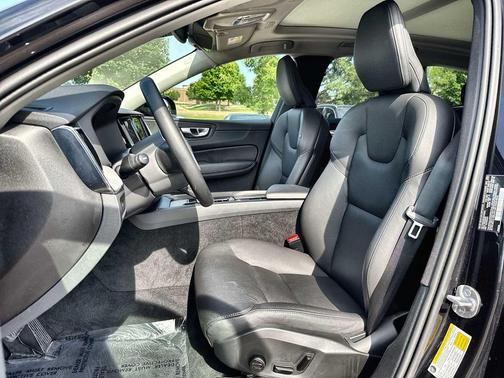 Onyx Black Metallic 2025 Volvo XC60 B5 Plus