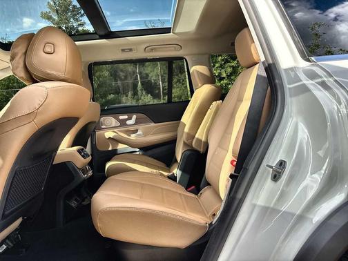 MANUFAKTUR Moonlight White Metallic 2026 Mercedes-Benz GLS 450 4MATIC