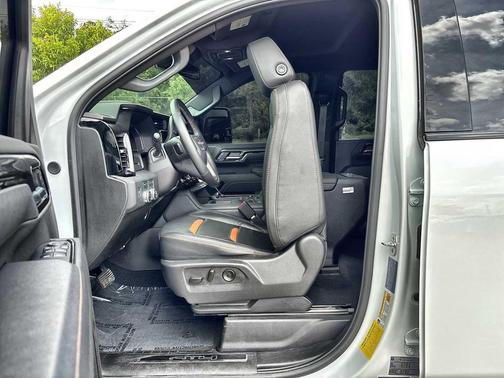 Summit White 2025 GMC Sierra 2500 AT4