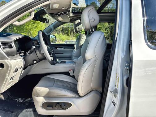 Bright White Clearcoat 2024 Jeep Wagoneer Series II 4x2