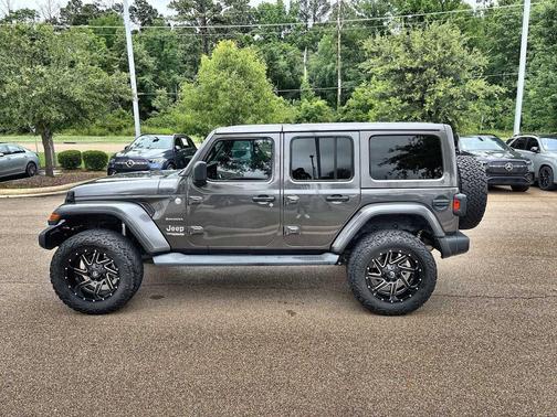 Granite Crystal Metallic Clearcoat 2018 Jeep Wrangler Unlimited Sahara
