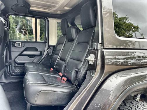 Granite Crystal Metallic Clearcoat 2018 Jeep Wrangler Unlimited Sahara
