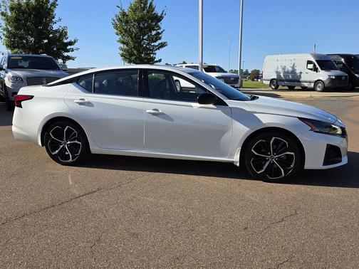 2023 Nissan Altima SR FWD