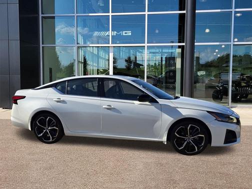 2023 Nissan Altima SR FWD
