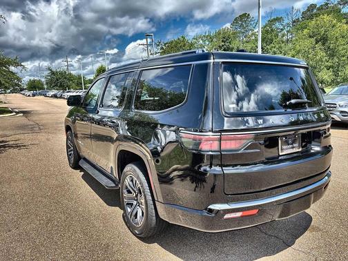 Diamond Black Crystal Pearlcoat 2025 Jeep Wagoneer Carbide 4x4
