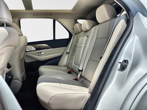 MANUFAKTUR Moonlight White Metallic 2026 Mercedes-Benz GLE 450 4MATIC