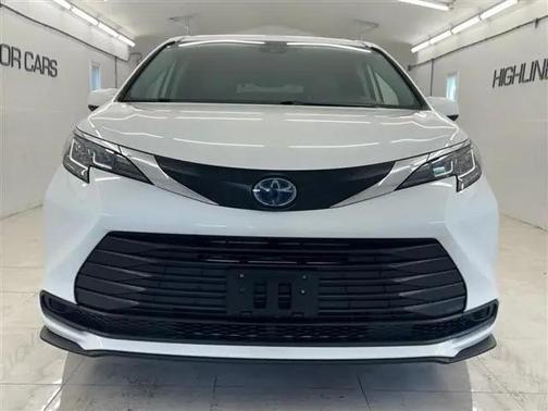White 2022 Toyota Sienna LE