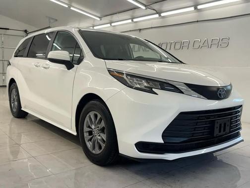 White 2022 Toyota Sienna LE