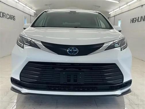 White 2022 Toyota Sienna LE