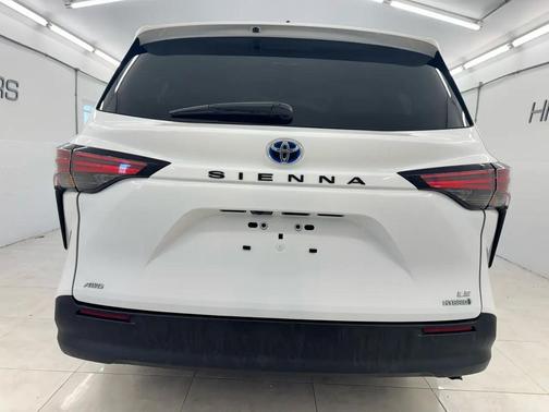 White 2022 Toyota Sienna LE