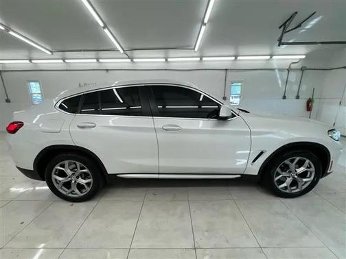 White 2023 BMW X4 xDrive30i