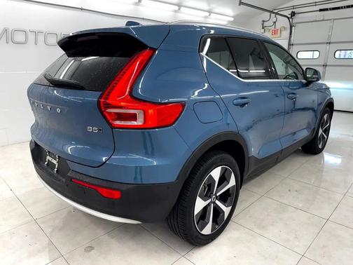 2024 Volvo XC40 B5 Plus Bright Theme