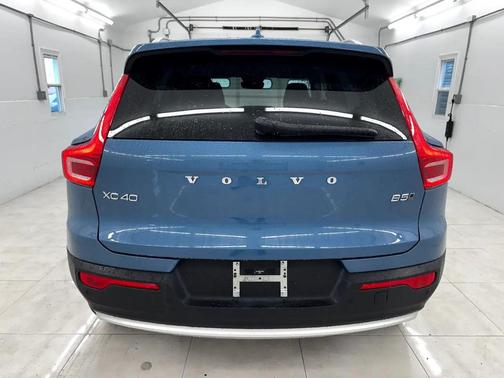 2024 Volvo XC40 B5 Plus Bright Theme