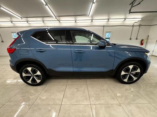 2024 Volvo XC40 B5 Plus Bright Theme