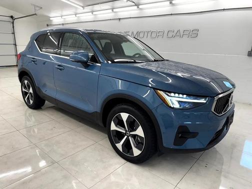 2024 Volvo XC40 B5 Plus Bright Theme