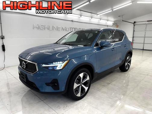 2024 Volvo XC40 B5 Plus Bright Theme